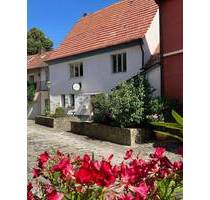 Sommerhausen: Altstadthaus mit Anbau und kleinem Vorplatz, Dachgeschoss mit Ausbaureserve!