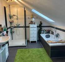 Helle und attraktive DG-Wohnung mit zwei Stellplätzen und Gartenanteil !!! - Pettendorf Neudorf