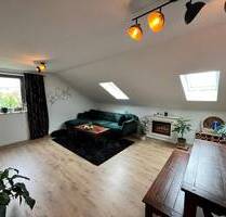 Helle und attraktive DG-Wohnung mit zwei Stellplätzen und Gartenanteil !!! - Pettendorf Neudorf