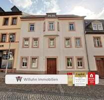 Charmantes Mehrfamilienhaus | Zentrale Lage am Markt | Tolles Grundstück | Derzeit 3 WE und ein Büro - Geithain