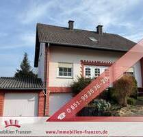 Malborn: Freistehendes Einfamilienhaus in idyllischer Umgebung mit gepflegtem Garten und zwei Garagen!