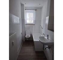 2-Raum-Whg., Bad mit Fenster, Badewanne incl. Dusche, neu renoviert auch für ALGBüGe mögl. - Seifhennersdorf