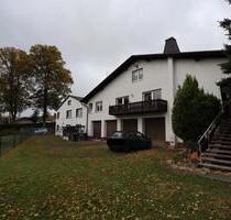 Objekt-Nr.: 15024 - PAKET - zwei attraktive Einfamilienhäuser mit Balkon und 4 Garagen auf großem Grundstück in Falkenstein