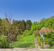 FREUDENBURG: FREISTEHENDES WOHNHAUS MIT ÜBERDACHTEM BALKON UND SICHT INS GRÜNE!