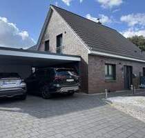 Modernes Einfamilienhaus mit Doppel-Carport, Pool und Sauna in Bardowick