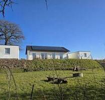 Neuwertiger Bungalow (Energie A-Plus) mit zwei Garagen in idyllischer Ortsrandlage! - Seinsfeld