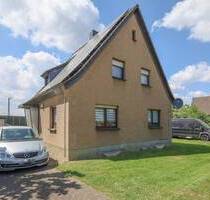 Freistehendes Einfamilienhaus auf 2.048 m² großem Grundstück - Langenfeld / Berghausen