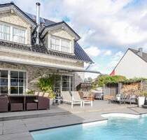 Exklusives Einfamilienhaus mit beheiztem Außenpool * Gesamtfläche 255 m² * große Terrasse * Sauna * Kamin * Solarther... - Langenfeld Immigrath