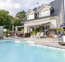 Exklusives Einfamilienhaus mit beheiztem Außenpool * Gesamtfläche 255 m² * große Terrasse * Sauna * Kamin * Solarther... - Langenfeld