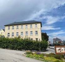 Gemütliche 2 Raum WE (2. OG) in Kirchennähe im gepflegten MFH mit Fernblick ins Erzgebirge - Bärenstein