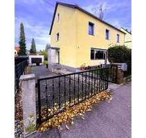 Freistehendes Zweifamilienhaus inkl. 2 Einzelgaragen in Augsburg-Bärenkeller