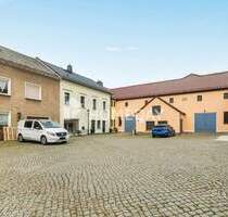 Geräumiges Haus mit 792 m² Nutzfläche, Scheune für 10 Fahrzeuge, Gartenparadies und Ausbaureserve - Dresden-Schönborn