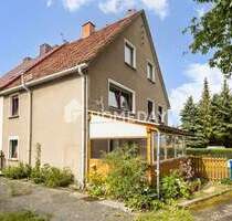 Direkt verfügbar: DHH mit Entwicklungsmöglichkeiten und großem Grundstück in ruhiger Lage - Halsbrücke Haida