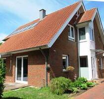 Attraktives Einfamilienhaus m. herrl. Garten, Terrasse, Kaminofen, EBK und Carport - Cloppenburg Vahren