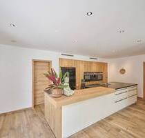 Perfekte Synergie aus Wohnen und Arbeiten: Moderne Immobilie mit Wohnhaus, Büro und Gewerbehalle - Niederwinkling