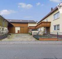 Dreiseithof mit großzügigen Nebengebäuden in Meeder - sofort bezugsbereit