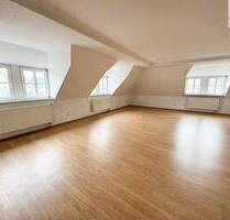 Wohnen über den Dächern von Lößnitz! 3-Raum-Maisonette-Wohnung am Markt