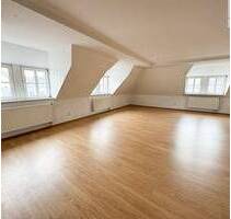 Wohnen über den Dächern von Lößnitz! 3-Raum-Maisonette-Wohnung am Markt