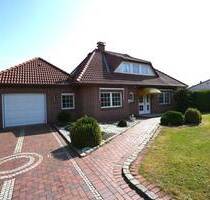 Bungalow mit ausgebautem Dachgeschoss, Spitzdachgarage und Wintergarten! - Herzlake