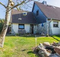 Wohnen mit Charme: Gepflegtes Haus mit romantischem Gartenparadies - Bornhöved