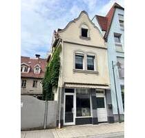 Kleines Wohnhaus mit einer Ladeneinheit (ca. 20 m²) im EG, sowie einer Wohneinheit mit ca. 55 m² im Zentrum von Bad Kissingen