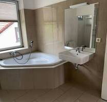 vollsanierte 4-Raum Wohnung, Bad mit Wanne, Dusche und Fenster, in Gotha-West