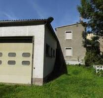 Hobbyschrauber und Handwerker aufgepasst! Einfamilienhaus mit Halle und Garagen in ruhiger Stadtlage zu verkaufen! - Reichenbach