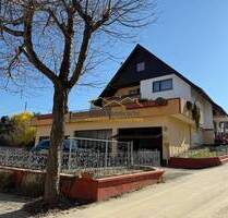 Zweifamilienhaus mit XXL-Terrasse & Garagen für bis zu 8 Fahrzeuge - Raumwunder in Oberrotweil! - Vogtsburg im Kaiserstuhl