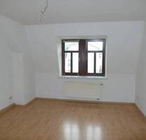 Zentrumsnah in Freital wohnen: 2-Zimmer-Dachwohnung mit Laminatboden, separater Küche & Dusche