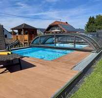 Modernes Einfamilienhaus mit Einliegerwohnung, Wintergarten und beheiztem Pool auf großem Grundstück - Steiningen