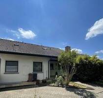 Stark reduziert!! Sonnige 3-Zi. im Souterrain mit EBK, Garten & Garage - Öhningen