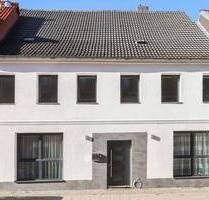 Ein-Zwei-Familienhaus mit zwei 130 m²-Wohnungen & Garage - ideal für Mehrgenerationen oder Vermietung - Egeln