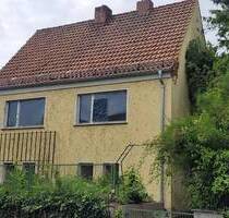 Soliedes Einfamilienhaus mit Garage im unsaniertem Zustand - Jena