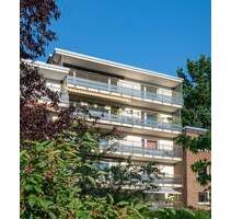 Über den Dächern von Unterbach: Große Dachgeschosswohnung mit 2 Balkonen ab sofort verfügbar - Düsseldorf / Unterbach