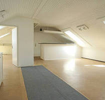 Großzügige Studio-Dachwohnung sucht neue Mieter - Kassel / West