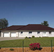 Bungalow mit Doppelgarage und großem Grundstück in Böel