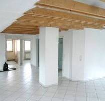 großzügige Dachgeschoßwohnung mit EBK, Keller, Sp, Solarwärmepumpe am Haus - Würzburg Frauenland