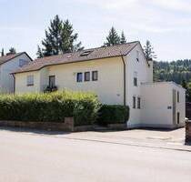 Charmantes Zweifamilienhaus mit großem Garten, Terrassen & Garagen in Tuttlingen