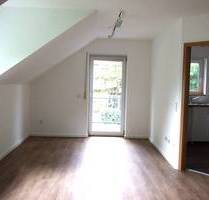OESS-Immobilien: 74821 Mosbach gepflegte 3 Zimmer-Dachgeschosswohnung mit EBK, BADDUWC und Balkon in ruhiger Wohnlage