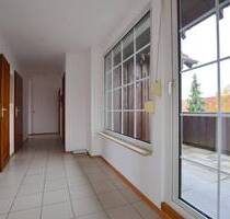 Sonnige 3,5-Zimmer-Wohnung mit Balkon, Bühne und Garagenstellplatz - Hattenhofen