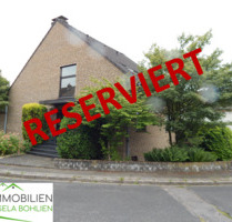 RESERVIERT - Freistehendes Einfamilienhaus mit wohnlich ausgebautem Souterrain (drei Räume) und drei Garagen in Moers-Scherpenberg