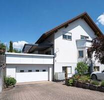MühlhausenRettigheim: Exklusives Zweifamilienhaus mit Einliegerwohnung, Garten und Pool in Top-Lage