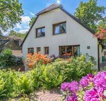 Gepflegtes Zweifamilienhaus mit Garten ?in ruhiger Wohnstraße - Hamburg / Rissen