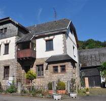 Denkmalgeschütztes Eifelbruchsteinhaus,massive Scheune und gepflasterter Innenhof - Kall Urft