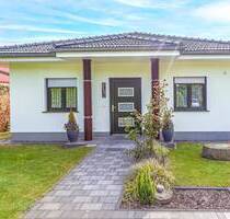 Neuwertiger EFH-Bungalow in Zehdenick: Bj.2018, 3 Zi.,Bad, Fußb.hzg, Kaminofen, Garage, 925 m² Grdst