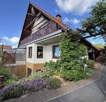In Traumlage finden Sie dieses große Ein-Zweifamilienhaus mit Carport, Garagen, Garten, Gewächshaus, etc. - Waldeck