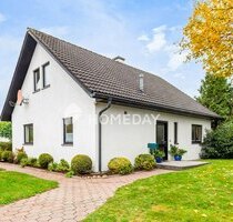 Angenehmes Wohnklima: Top gepfl. EFH mit SW-Terrasse, 2 Bädern und Kaminofen | Viel Nebengelass - Pronstorf Strenglin