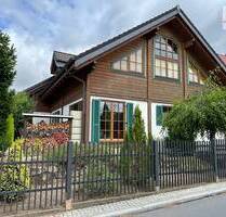 Einfamilienhaus als Doppelhaushälfte: Stilvolles Holzhaus mit Carport in Weinböhla bei Dresden