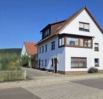 Wohnhaus mit Gewerbeanteil und drei Garagenstellplätzen - Allmendingen