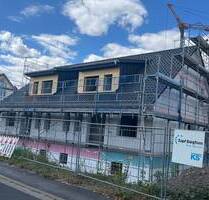 Doppelhaushälfte mit Doppelgarage und Stellplätzen - Sennfeld